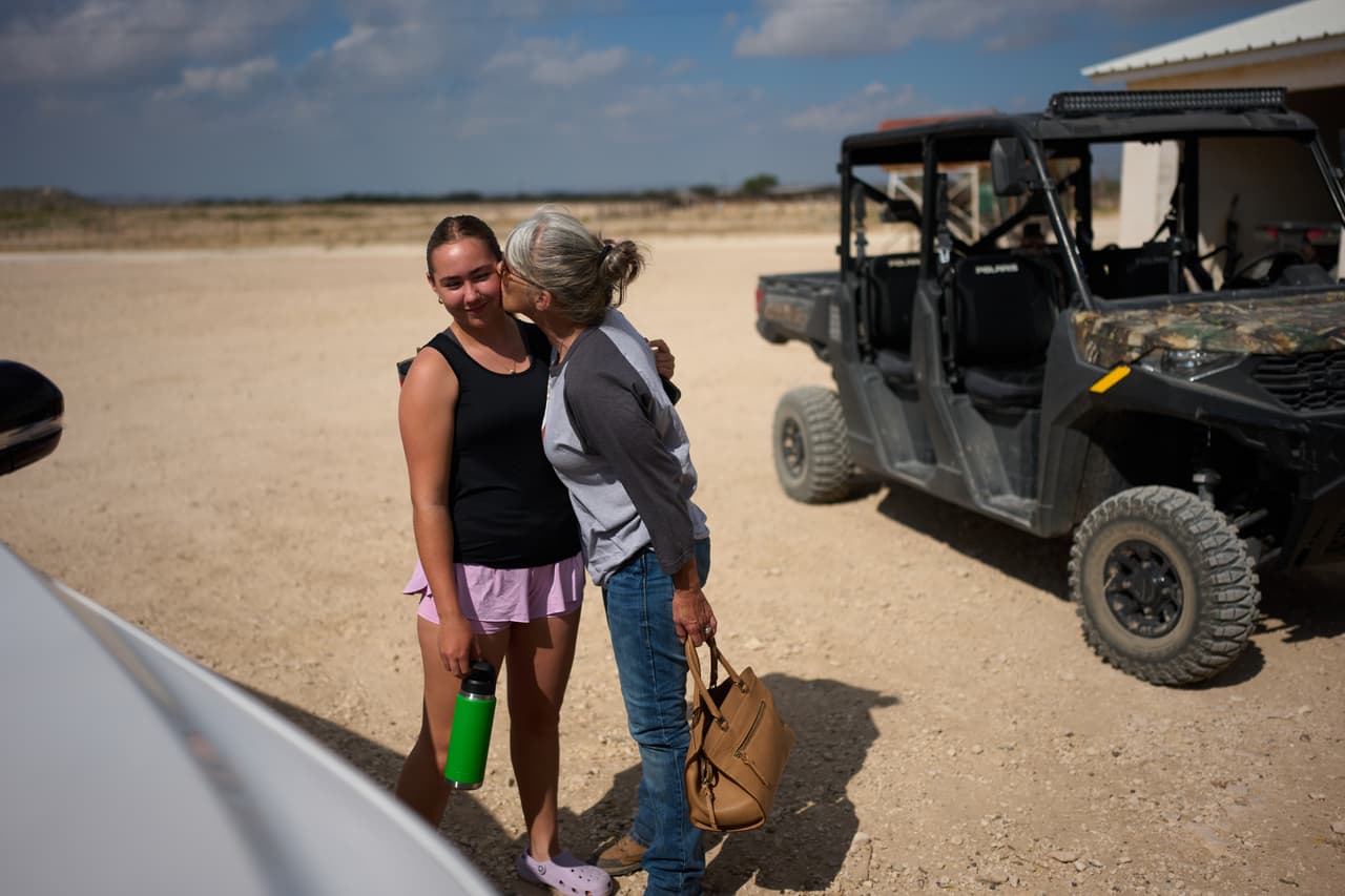 Laura Allen, a la derecha, besa a su hija, Laci Allen, en su rancho, el viernes 25 de septiembre de 2026, en Comstock, Texas.