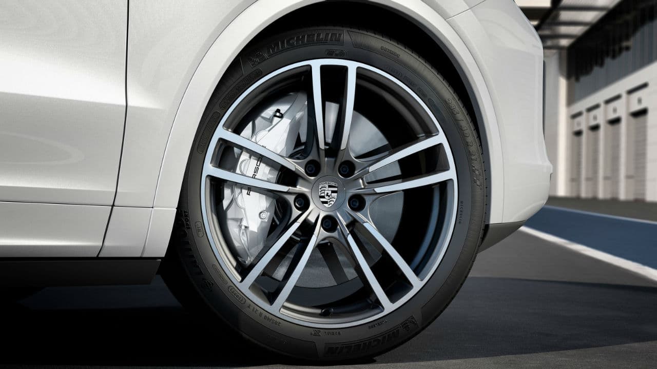 Para ser considerada una verdadera SUV deportiva, esta generación retoma del
<b> Porsche 911</b> la mezcla de tamaño de neumáticos, de tal forma que la Cayenne Turbo utiliza llantas medidas 285/40 al frente y 315/35 atrás.