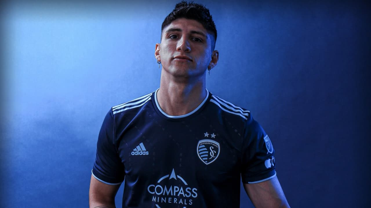 Alan Pulido presume camiseta del Sporting Kansas City y anuncia regreso a las canchas
