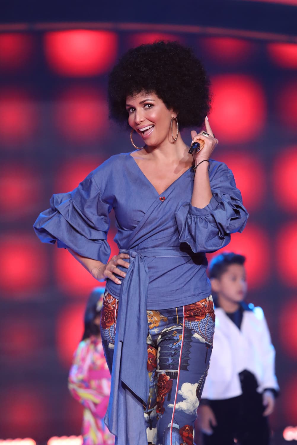 Los aretes son un accesorio que no podía faltar para completar el outfit de los 70s que lució Giselle.