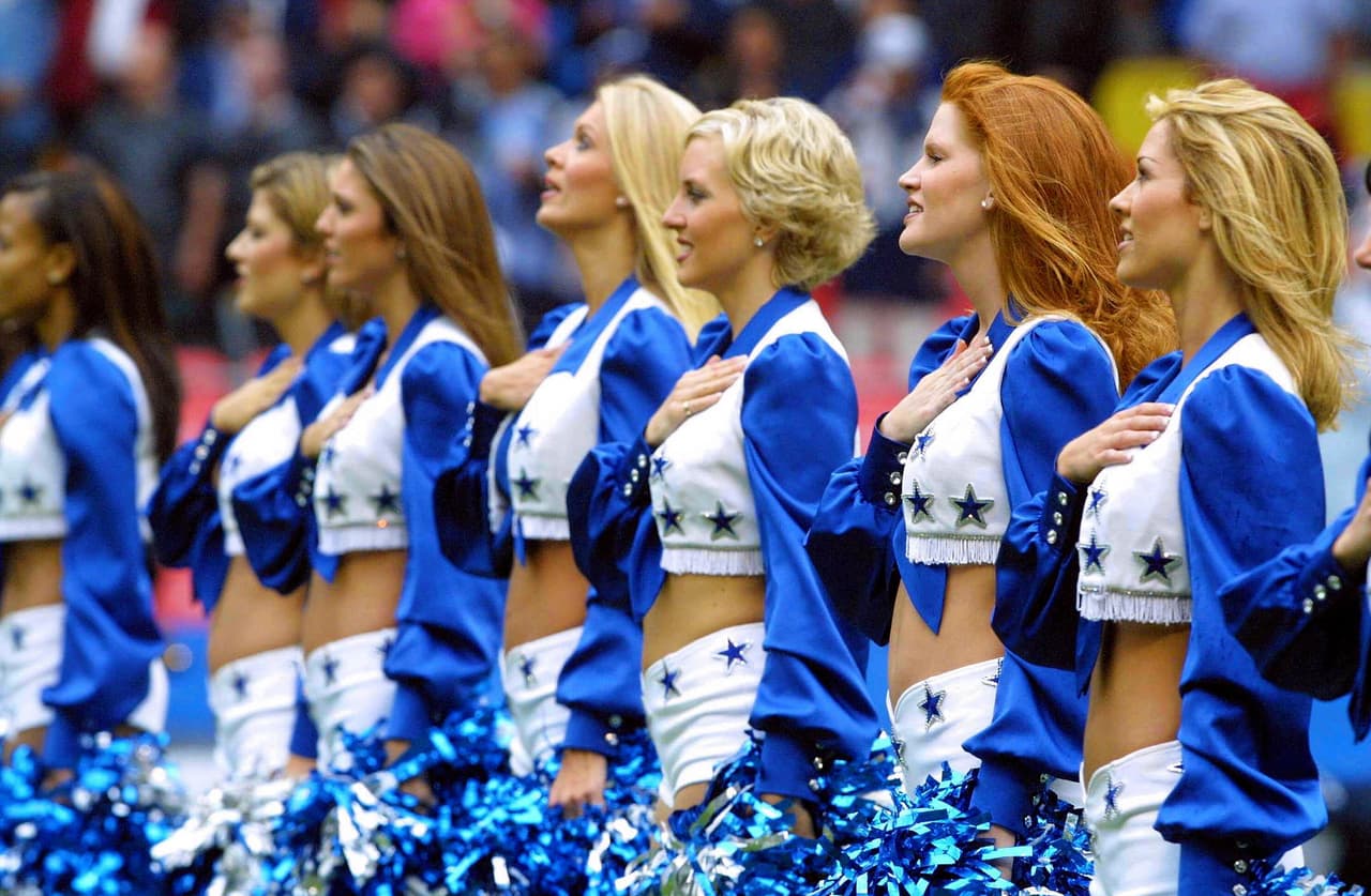 Las famosas ‘Vaqueritas’ de Dallas entonando el himno de los Estados Unidos previo a que diera inicio el encuentro entre Cowboys y Raiders en el césped del Coloso de Santa Úrsula.
