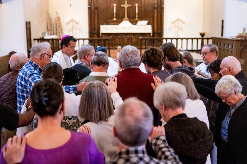 Confiando sus inquietudes en oración, feligreses congregados en la iglesia luterana Trinity, en Pasadena, evidenciaban que su fe en Dios no fue consumida por las llamas que devastaron gran parte del sur de Los Ángeles.