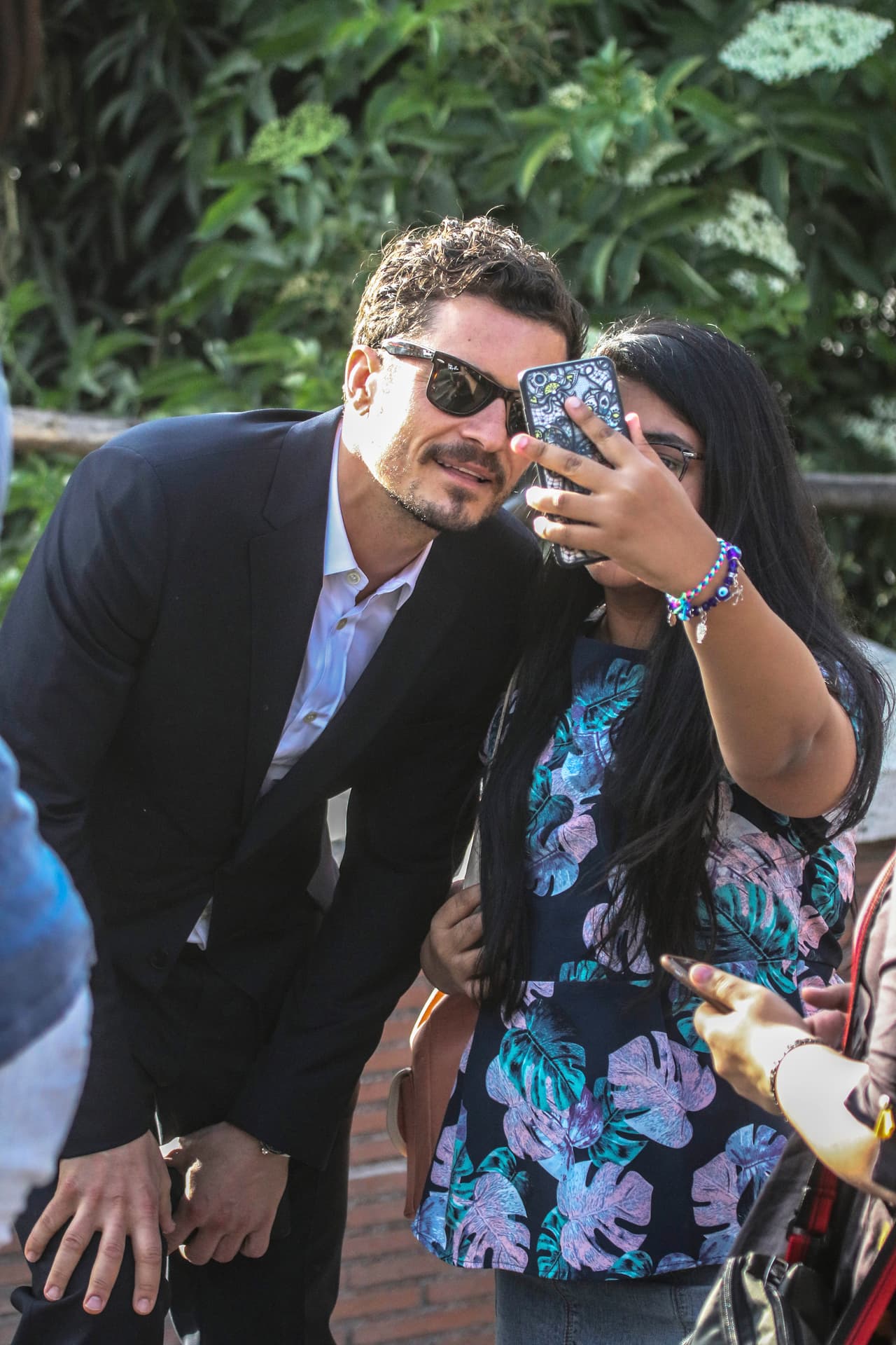 La pareja fue reconocida por la gente y aceptaron gustosos cuando los fans les solicitaron el autógrafo o la famosa 'selfie' del recuerdo.