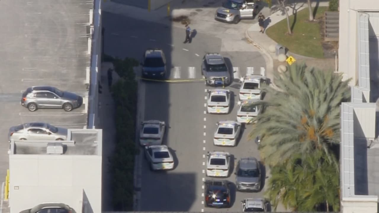 Al menos cinco heridos y una persona en custodia tras tiroteo en el Aventura Mall