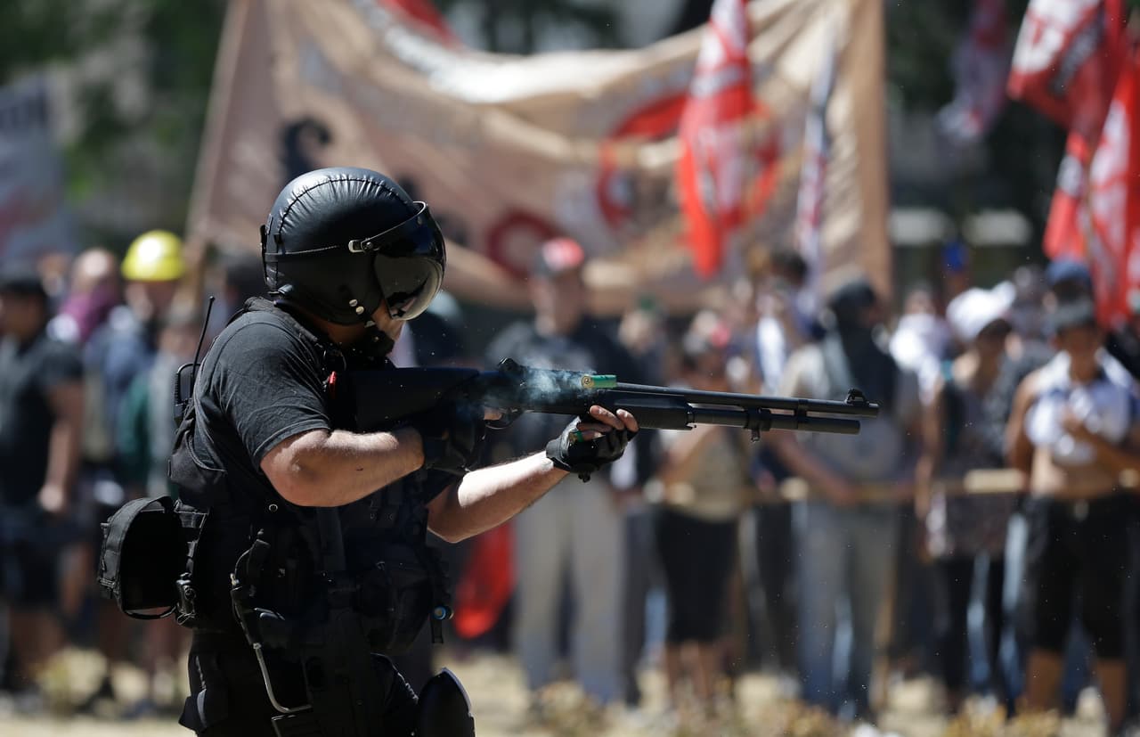La policía señaló que había detenido a 48 personas, aunque la organización no gubernamental Coordinadora Contra la Represión Policial e Institucional (Correpi) aseguró que eran al menos 54.