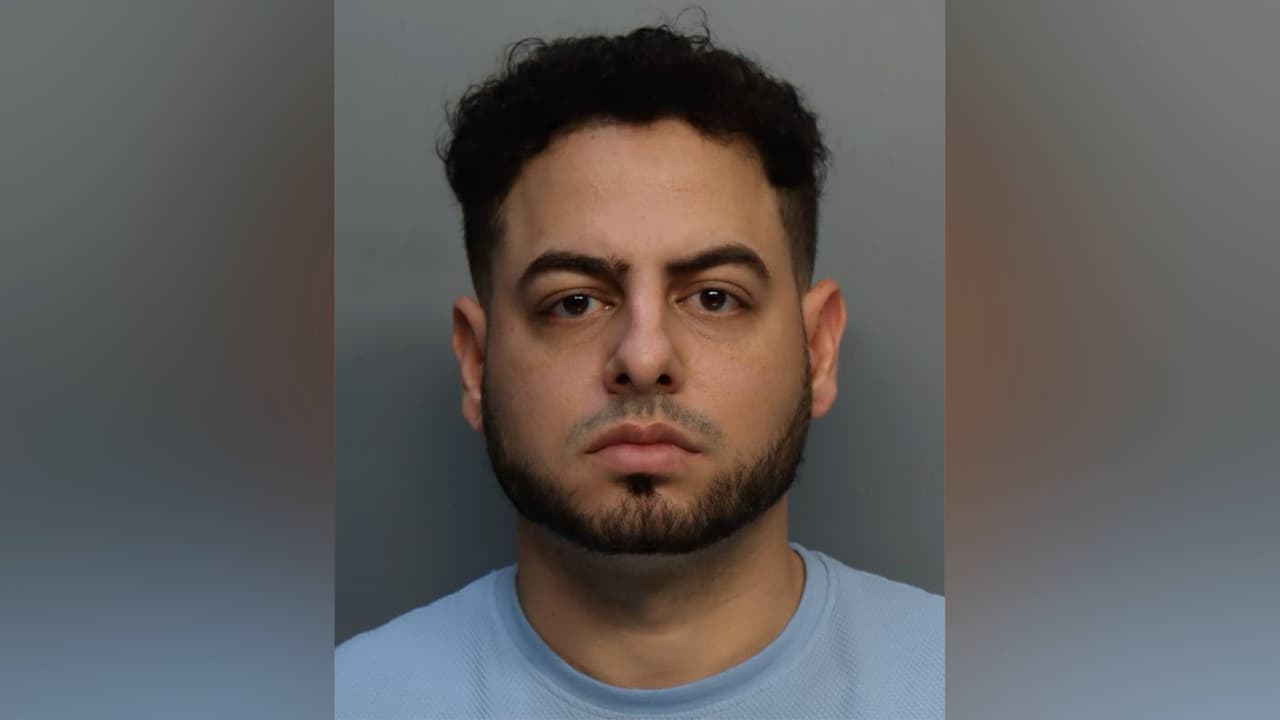 Arrestan en Hialeah a tesorero de la campaña de Alex Otaola: lo acusan de tener sexo con un menor