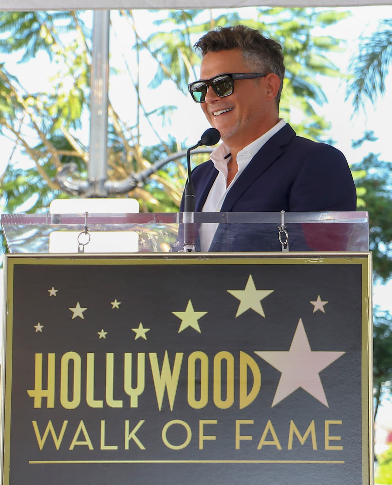 "Gracias mi querida amiga por tu compañía y tu autenticidad. 
<b><a href="https://www.univision.com/famosos/yalitza-aparicio-revela-por-que-no-uso-un-vestido-100-mexicano-para-el-oscar-fotos" target="_blank">Eres un alma bella y pura</a></b>. Deseando volver a verte", le contestó él. 
<br>