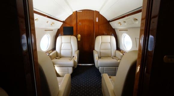 De acuerdo al historial registrado, 
<b>la aeronave realizó ocho viajes durante los últimos cuatro días</b>, cubriendo las ciudades de San Juan (Puerto Rico), Tampa (Florida), Miami (Florida), Oxnard (California), Denver (Colorado), Nassau (Bahamas) y Santo Domingo (República Dominicana).