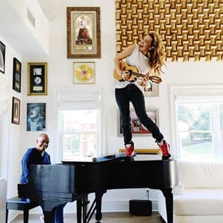 Ella también ha sido testigo de la cordialidad que existe entre el director musical de Reina de la Canción con artistas como Thalía, quien hasta se sube a su piano para cantar con él.