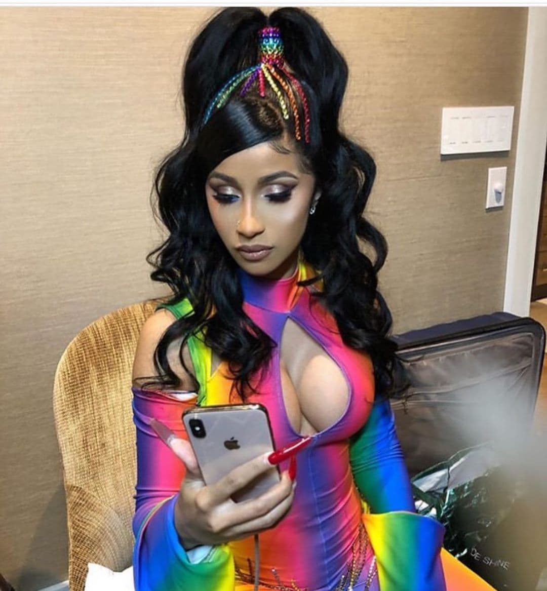 Un representante de Cardi B dijo a
<a href="https://www.tmz.com/2019/09/19/tekashi-6ix9ine-kidnapping-dash-cam-video/" target="_blank">TMZ</a> que es falso que la rapera haya sido miembro de la banda que menciona Tekashi. “Eso no es cierto”, comentó.