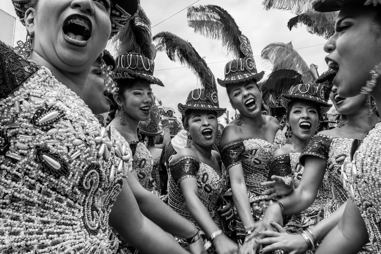<b>Puno, Perú.-</b> La celebración de la candelaria es la fiesta callejera más grande de Perú. Elaborados disfraces y danzas que se preparan por meses para la fiesta de febrero. El fotógrafo José Antonio Rosas es de Lima, Perú y estas imágenes suyas cuentan la historia de un evento vibrante que se vuelve más poderoso por la ausencia de colores que a menudo distraen. / Crédito: Jose Antonio Rosas, Perú. Ganador Nuevo Talento / 
<a href="www.tpoty.com" target="_blank">Tpoty </a>