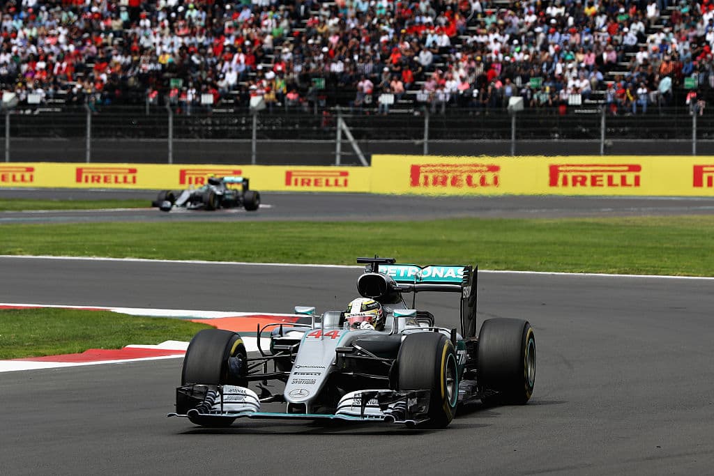 <b>Hamilton</b> es posiblemente el piloto más popular del mundo en 2016. Con un estilo descontracturado, un perfil alto, y una increíble velocidad en pista con su Mercedes, 
<b>es uno de los preferidos del público</b>. 
<b>Llegó a la Fórmula 1 con McLaren en 2007</b> y en 2013 pasó a Mercedes.