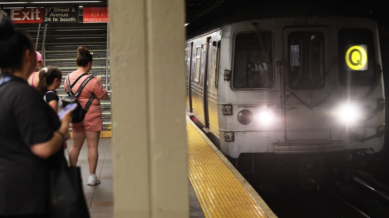 Policía fuera de servicio es atacado y arrojado a las vías del metro en Manhattan