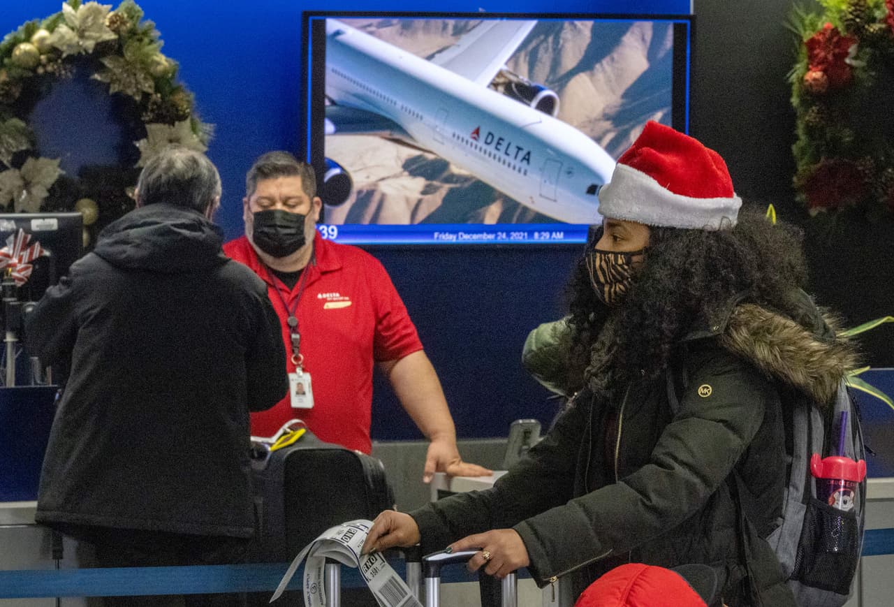 Vuelos cancelados durante la Navidad afectan a cientos de personas en el aeropuerto de Los Ángeles