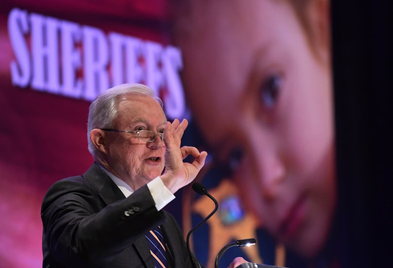 Jeff Sessions y la Casa Blanca citan la Biblia para justificar la separación de familias en la frontera