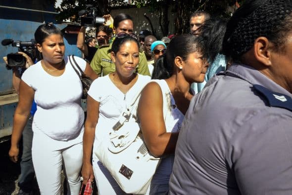 El hostigamiento a las "Damas de Blanco" por una turba oficialista cuando pretendían manifestarse en La Habana fue la nota discordante en la conmemoración del Día Internacional de los Derechos Humanos en América Latina. El grupo de mujeres disidentes se congregó hoy en un concurrido punto de la capital cubana precisamente para emprender una caminata con motivo de la jornada internacional, pero no pudo hacerlo debido al acoso de una multitud que las llamó "ratas inmundas", "gusanas" y "mercenarias", entre otros insultos. También otros grupos opositores cubanos fueron objeto del hostigamiento oficialista, como el caso de "Estado de SATS", un proyecto de discusión crítica que dirige Antonio González Rodiles y que este miércoles celebró en su casa una actividad para celebrar el aniversario de la Declaración Universal de los Derechos Humanos. A unos metros de la vivienda el oficialismo organizó actividades festivas y juegos con la asistencia de varias decenas de escolares, mientras sonaban en un altavoz canciones de Silvio Rodríguez. En unas declaraciones a Efe, González Rodiles lamentó que el Gobierno de Cuba entienda el Día de los Derechos Humanos como una jornada de "confrontación" y calificó de "realmente bajo" usar a los niños "para estas cosas.
