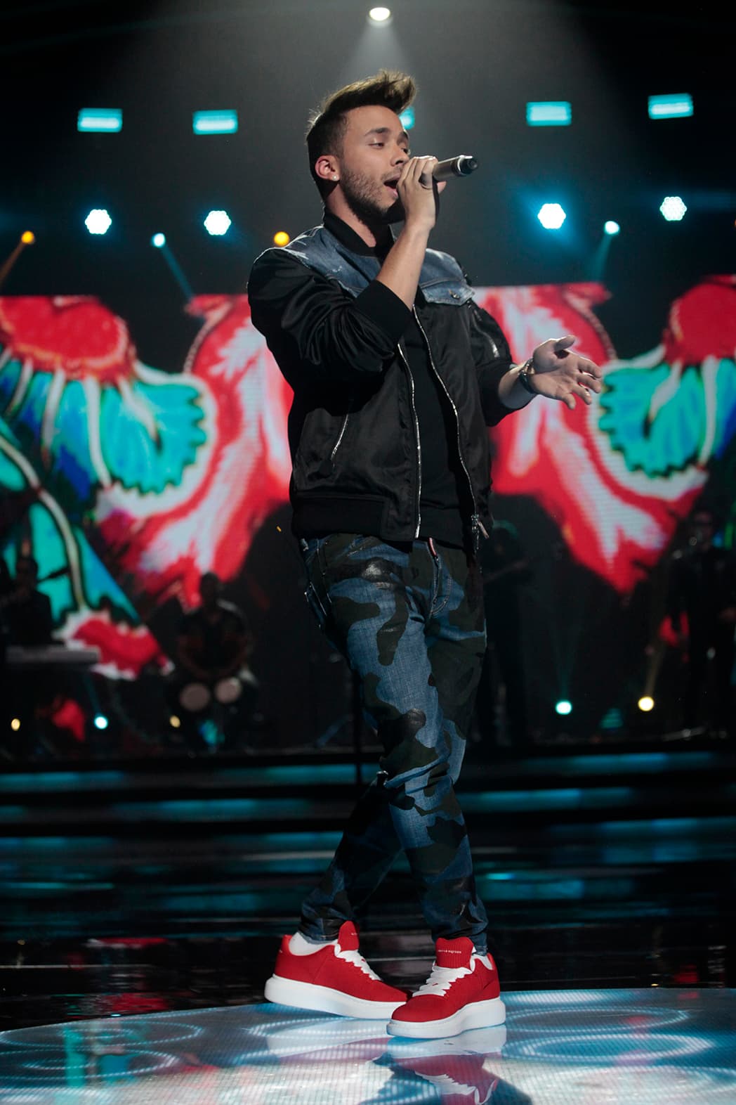 Para este número en Pequeños Gigantes, Prince eligió un atuendo casual: jeans con estampado en colo negro, camiseta negra y chamarra del mismo tono con insertos de mezclilla