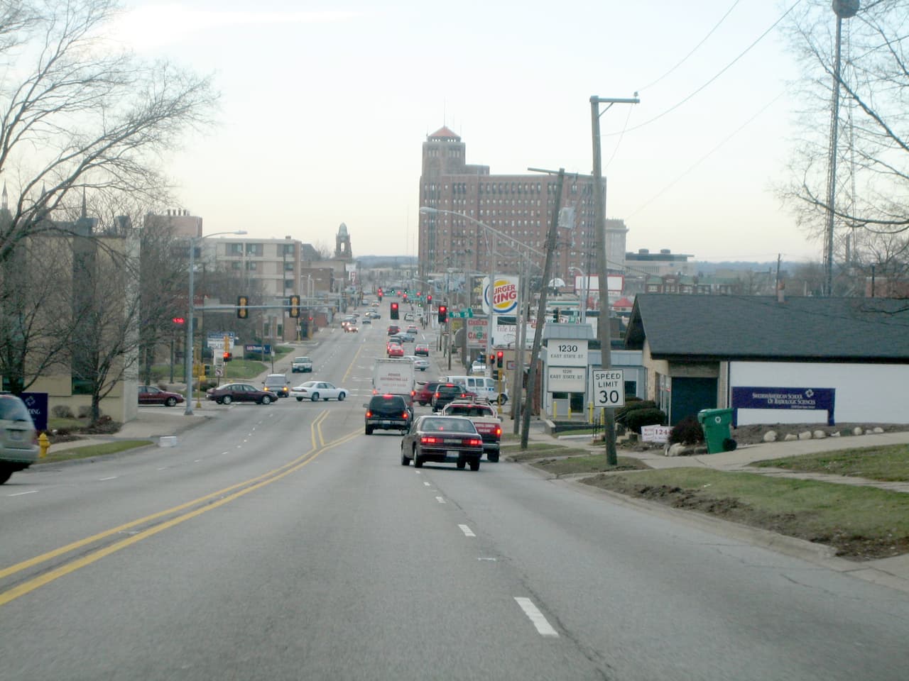 <b>16. Rockford, Illinois. </b>Población: 147,404. Valor promedio de las casas: 89,200 dólares. Tasa de pobreza: 22.6%. Residentes con estudios universitarios: 22.6%. En todo el estado de Illinois viven unos 2,153,000 hispanos, en su mayoría en la zona metropolitana de Chicago. Tiene una tasa de desempleo de 7.7%, la más alta de cualquier ciudad del estado. También es la más peligrosa de Illiinois, tuvo 1,658 incidentes violentos por cada 100,000 habitantes en 2016.