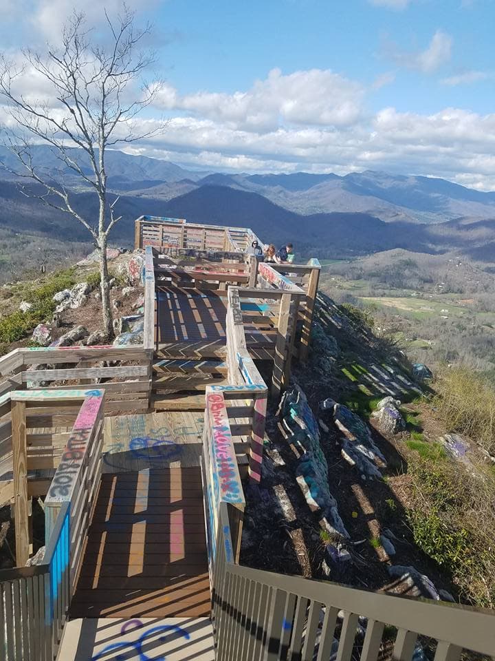 Desde entonces, el condado pavimentó la carretera, estableció un área de estacionamiento y, además del mirador panorámico de Hal Herrin, erigió una segunda plataforma que se eleva a 3424 pies de altura y ofrece vistas de 360 grados del lago y las montañas circundantes.