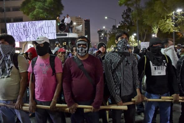 Algunos avanzaron por la Avenida Reforma con un cordón para evitar que 'infiltrados' se sumaran a la marcha.