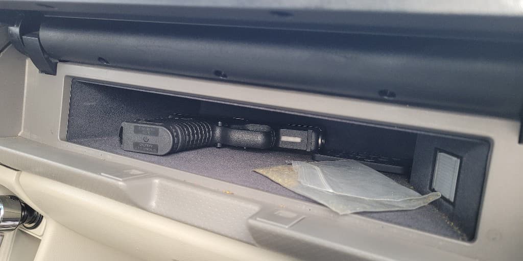 También se incautó un arma de fuego en la guantera cerca del niño. El conductor enfrenta cargos criminales.