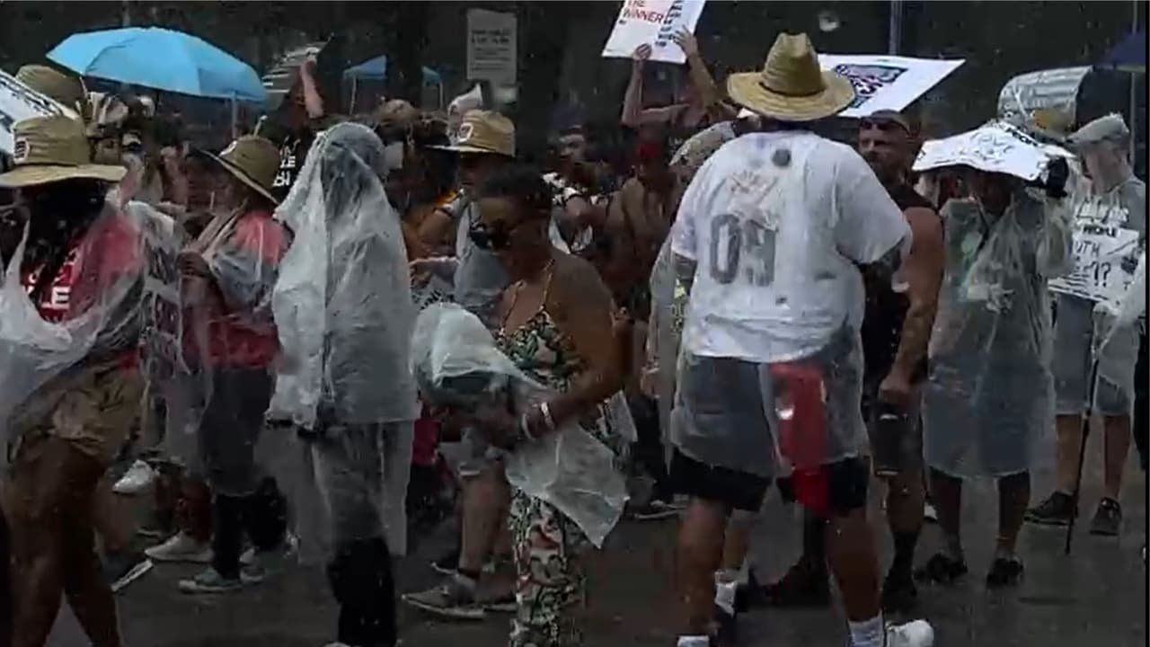 A pesar que la lluvia se hizo presente durante la marcha, las personas siguieron el recorrido con por Fort Lauderdale.