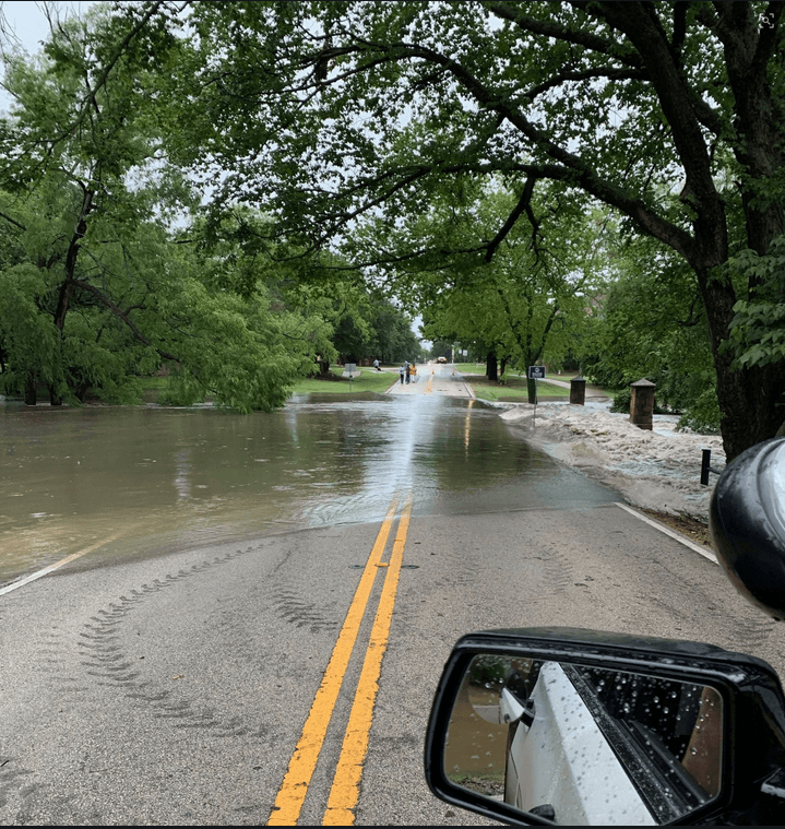 Varias carreteras resultaron inundadas ante las fuertes lluvias.