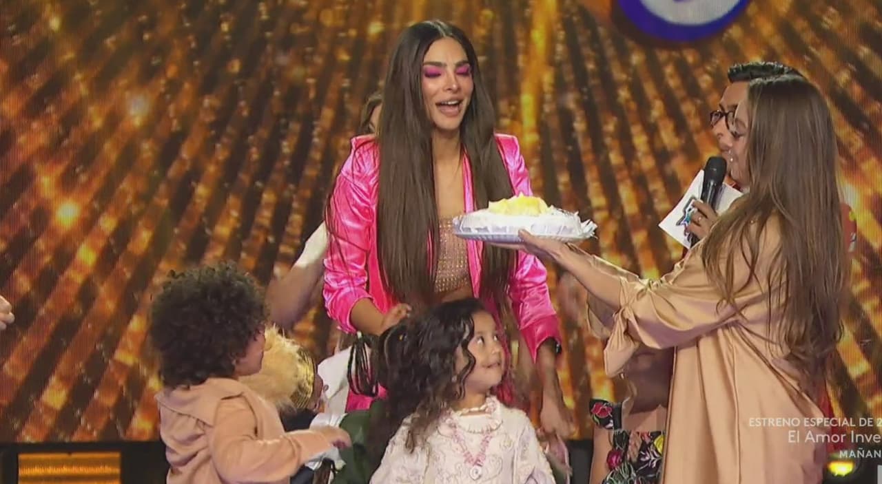 Al final de la emisión, Adal Ramones pidió que pasara al escenario la persona con el pastel de la festejada.
