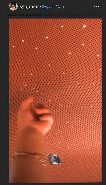 La millonaria de 21 años publicó varias fotos y videos luciendo el vehículo plateado el cual cuenta con exclusivos interiores escarlata y un techo de pequeñas luminarias que lo hacen lucir como si fueran estrellas.