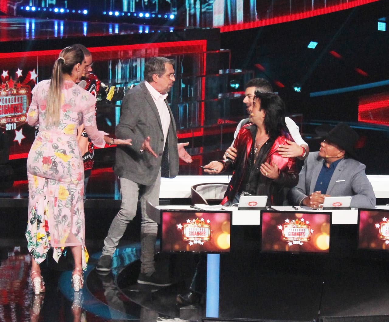 Con su tradicional tono, 'El Flaco' le recriminó: "Ahora resulta que canta, baila, hace comedia. ¿No vendes tacos a la salida o algo? Demuéstramelo".