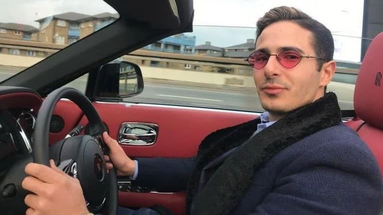 <h3 class="cms-H3-H3"><b>Rolls-Royce Dawn</b></h3>
<br>
<br>A este punto ya es evidente que existe un patrón: sus carros favoritos son los descapotables. Otro en la lista es el 
<b>Rolls-Royce Dawn</b>.