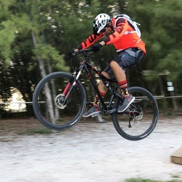 Aquí lo vemos practicando una atrevida acrobacia.