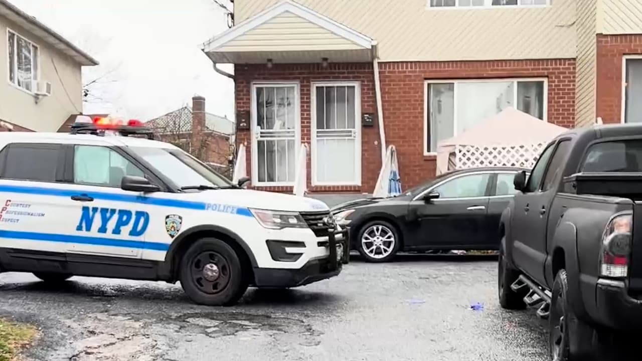 La policía informó que 
<b><a href="https://www.univision.com/local/nueva-york-wxtv/hombre-apunala-familia-queens-nueva-york-abatido-policia-huir-far-rockaway" target="_blank">los hechos ocurrieron alrededor de las 5:00 de la mañana del domingo 3 de diciembre</a>, </b> cuando la policía recibió una llamada de auxilio de uno de los integrantes de la familia.
<br>
