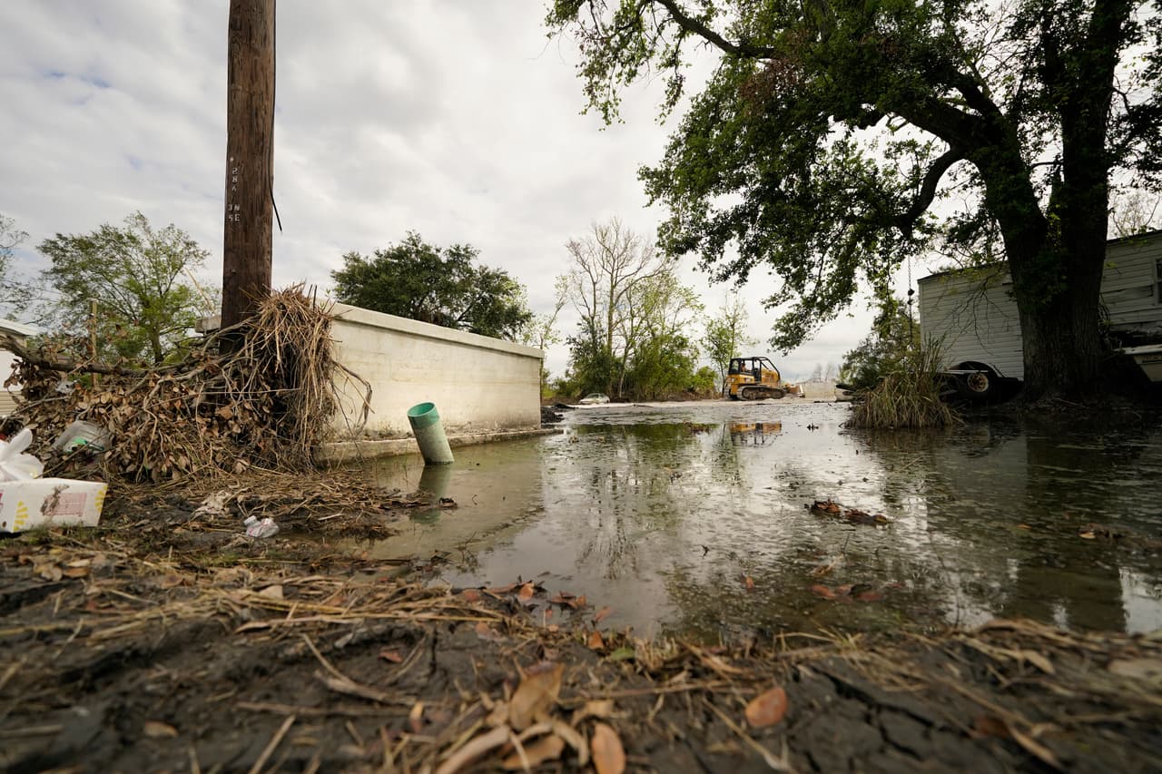 Una excavadora repara un cementerio dañado por el huracán Ida en Ironton,
<a href="https://www.univision.com/temas/louisiana-estado">Louisiana</a>, el pasado lunes 27 de septiembre de 2021. Un grupo de expertos trabaja para recolectar bóvedas y ataúdes arrancados de los cementerios y explica las dificultades para realizar la labor, que pueden llevar meses.
