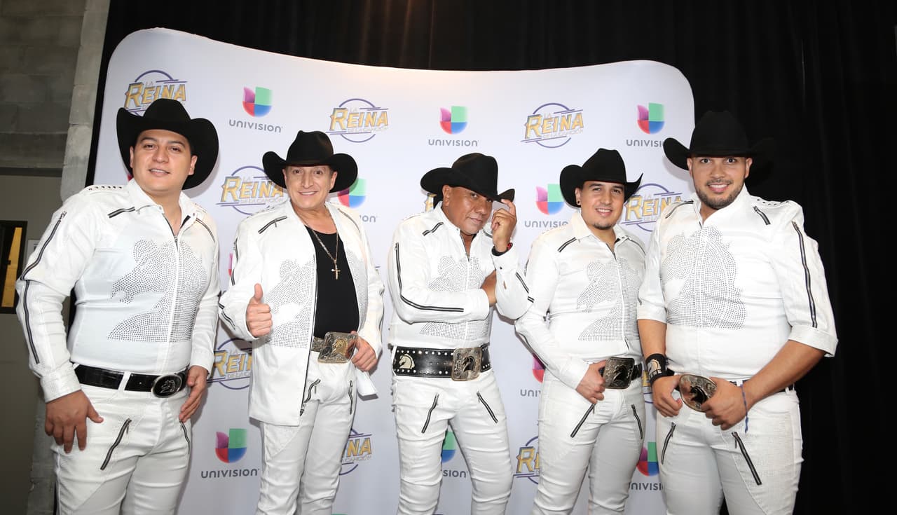 Lupe Esparza se dio a conocer como vocalista y líder de Bronco; después de muchos cambios en la agrupación, sus hijos se incorporaron en 2012.