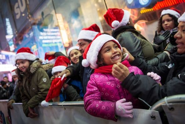 A sus cinco años, Angela Santamaria espera feliz la apertura de una tienda de juguetes en Times Square.