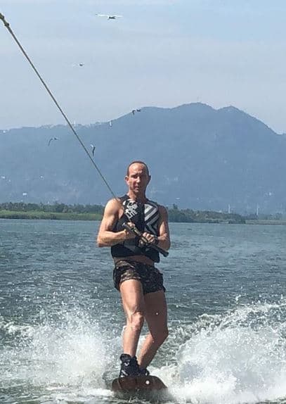 Erik Rubín hizo lo propio al participar en la actividad de esquí acuático, y así lo compartió Andrea Legarreta en sus redes sociales.