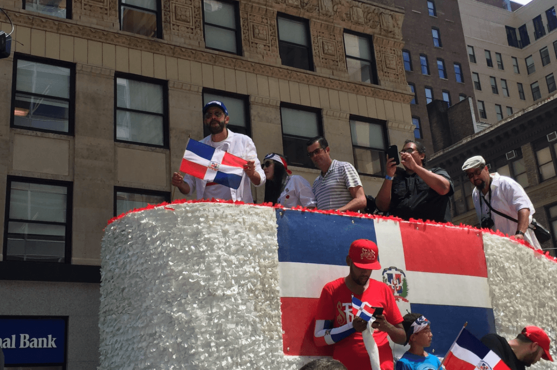 El gran mariscal del desfile fue Juan Luis Guerra, virtuoso de la musica.