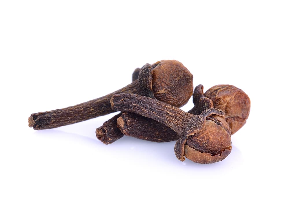 En el mundo del esoterismo también es un ingrediente muy utilizado en diversos rituales. Sobre todo se usa como medio de protección, pues ayuda a disminuir las malas vibras y alejar presencias malignas de nuestras vidas.