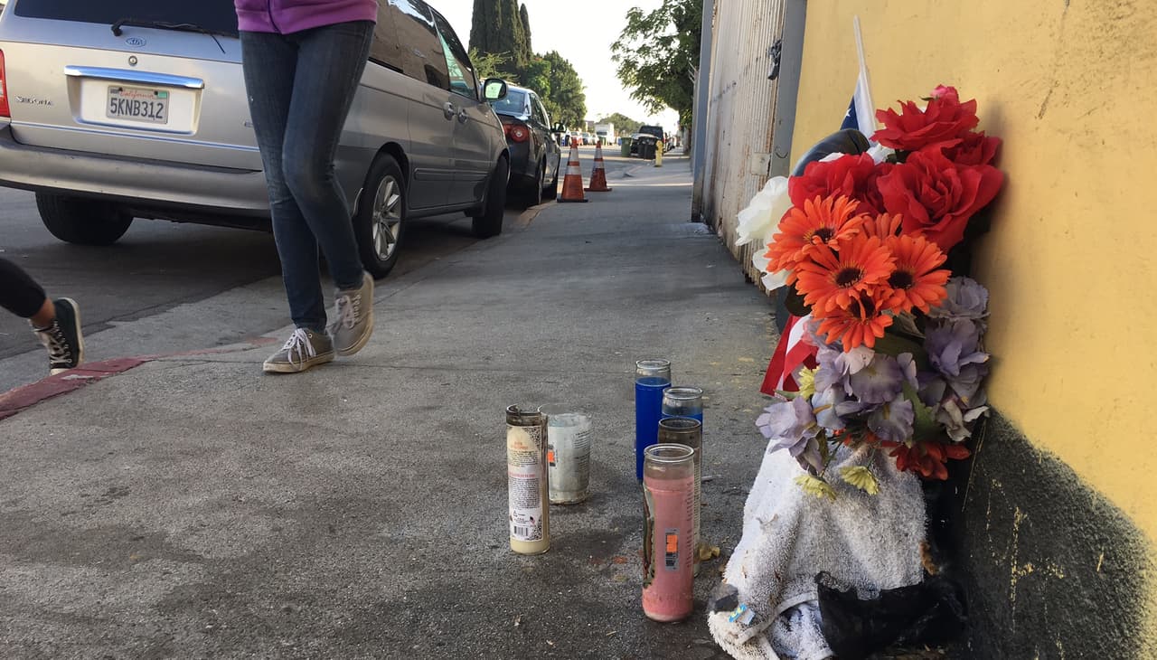 Un par de guantes de box y una bandera estadounidense se han colocado en una calle del Este de Los Ángeles en la que Edwin Rodríguez murió baleado por agentes del Sheriff el 14 de febrero de 2016.
