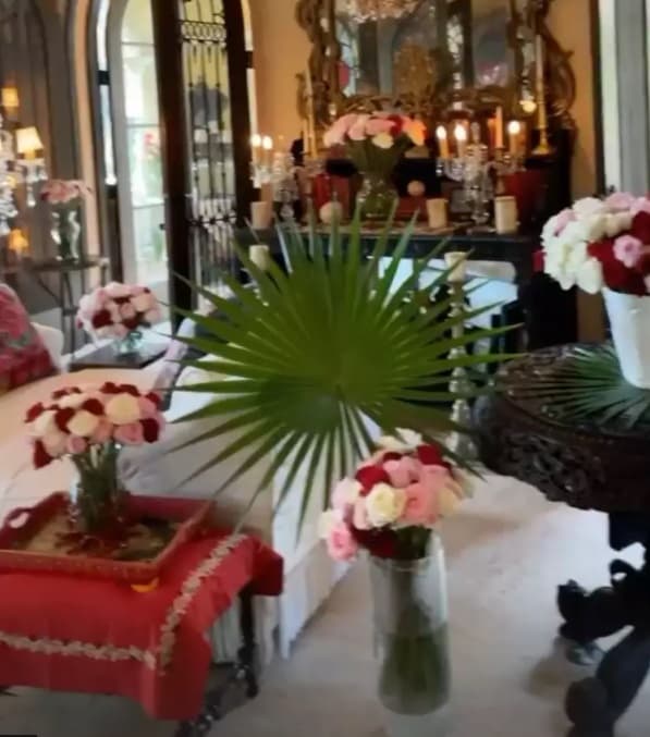 El año pasado, Cardi presumió cómo había sido adornado todo su hogar con arreglos florales en cada rincón por ser San Valentín.