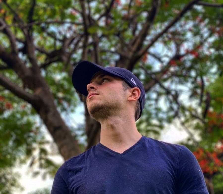 Mientras su tía compartía imágenes de él en medio de la naturaleza, Nicolás Haza publicó 
<b><a href="https://www.instagram.com/p/CBJeuGYJMjB/" target="_blank">esta otra foto</a></b> que geolocalizó en "por ahí, casual".
<br>