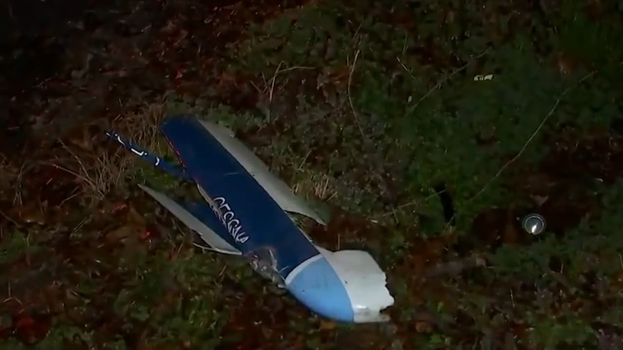 La avioneta que cayó en el Memorial Park Drive partió desde Gainesville, Georgia y tenía como destino Daytona Beach en Florida. Las autoridades identificaron a las víctimas mortales como Dan Delonce de 44 años, Courtney Flanders, de 45 años; y Matthew Delonce, de 39 años.