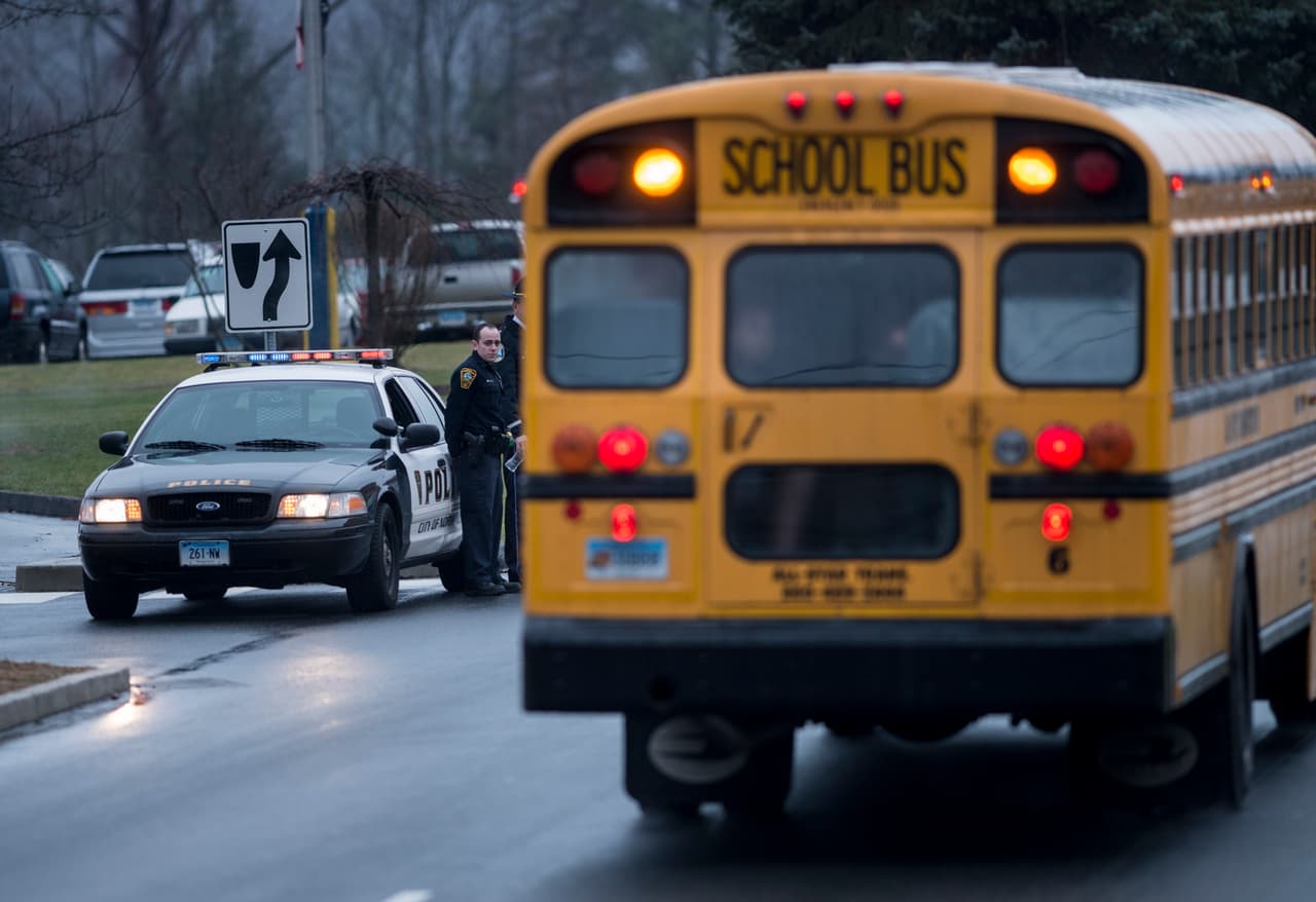 Conductor choca un autobús de Alief ISD con varios estudiantes adentro al suroeste de Houston