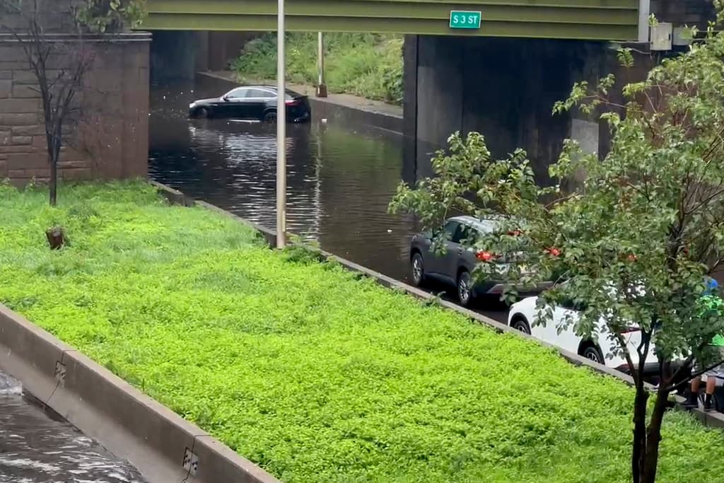 Los videos mostraban autos atravesando ríos de agua en el vecindario Sunset Park de Brooklyn y carreteras inundada.
<br>