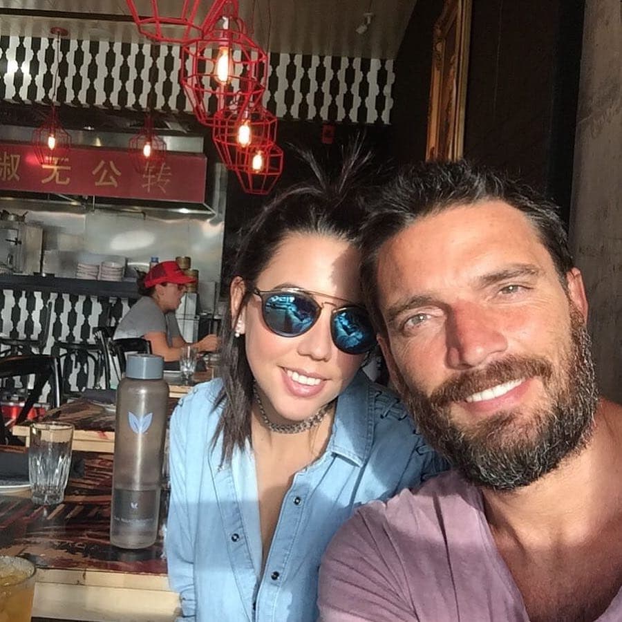 Nicolle, la hija mayor de 
<b><a href="http://www.univision.com/temas/julian-gil">Julián</a></b> no se parece en nada a su padre. Es una mujer hermosa, pero tiena rasgos muy distintos a los del actor. 
<b>Gil se convirtió en padre muy joven,</b> la tuvo entre sus brazos por primera vez cuando sólo contaba con 15 años de edad.