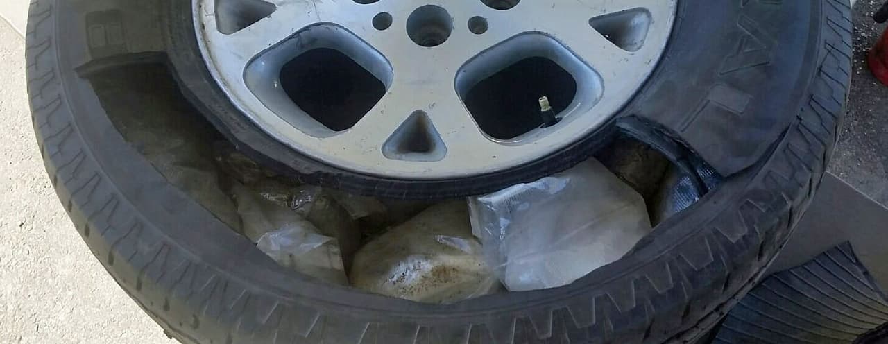 Agentes de la Patrulla Fronteriza en Yuma, Arizona, que trabajan en los puntos de revisión de la autopista 8, realizaron un decomiso de droga que venía escondido en la llanta de un Jeep. El cargamento constaba de 37 libras de metanfetamina y más de 2 libras de heroína. La droga tiene un valor comercial de más de 150,000 dólares.