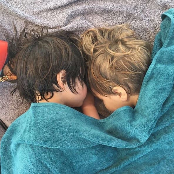 Esta imagen dice más que mil palabras, ¿a poco no son adorables estos dos pequeños?