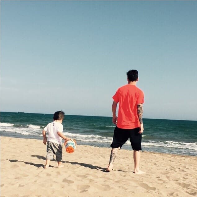 La playa es uno de los lugares favoritos del astro del fútbol cuando tiene que pasear con su hijo.