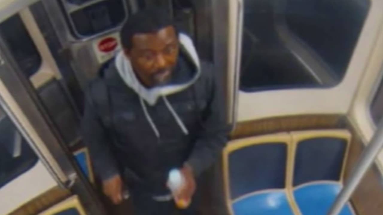 El hombre sospechoso de prender fuego a una pasajera de la Línea Azul de la CTA ahora enfrenta cargos federales de terrorismo porque, según el fiscal, el incidente ocurrió dentro del sistema de transporte público. La víctima se encuentra en estado crítico, según confirmaron autoridades.